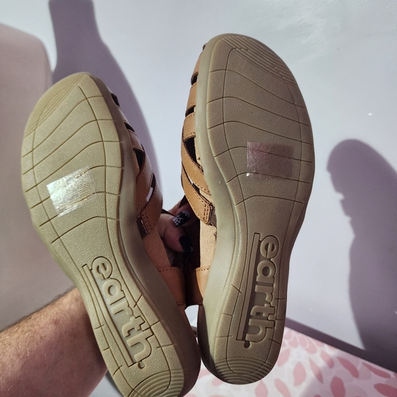 Earth Orgins brown slip on sandals size 9 - Picture 3 of 6